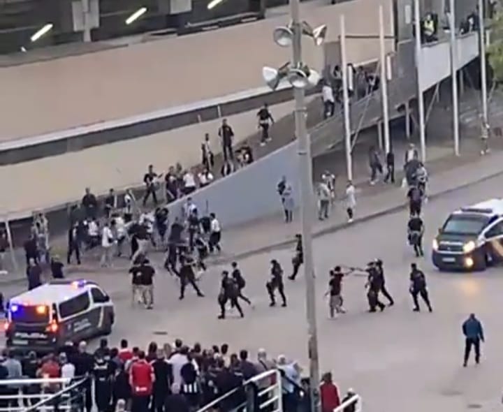 Imagen de los exteriores de Cartagonova en el momento en que se produjo la carga policial contra aficionados del Granada (PLANETA EFESISTA)
