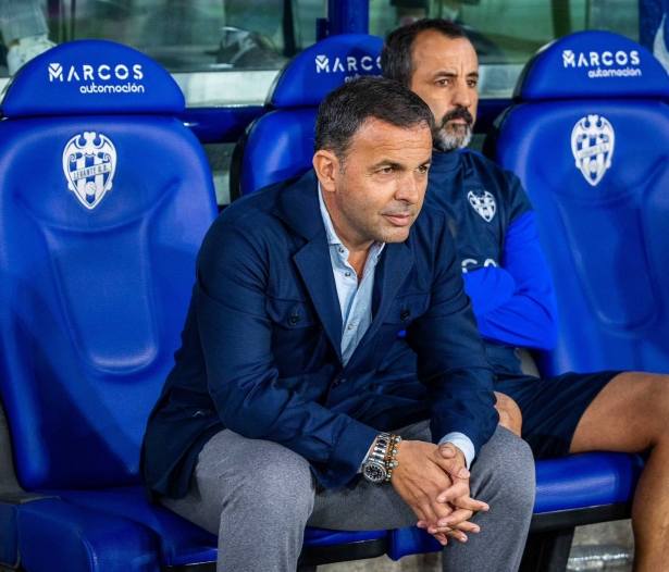 Javier Calleja, en el banquillo del Ciutat de València (LEVANTE UD)