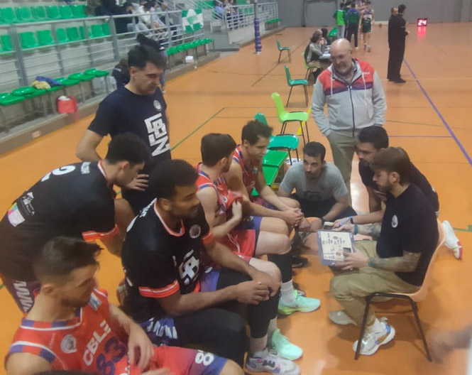 Gonzalo Hermoso da instrucciones durante un tiempo muerto (CB LA ZUBIA)