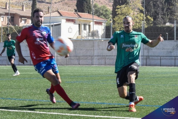 Rober Prieto pelea por el balón (JOSÉ M. BALDOMERO) Rober Prieto pelea por el balón (JOSÉ M. BALDOMERO)