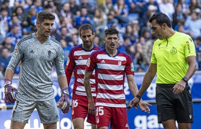 Carlos Neva, junto a otros compañeros en un lance del partido en Oviedo (LALIGA)