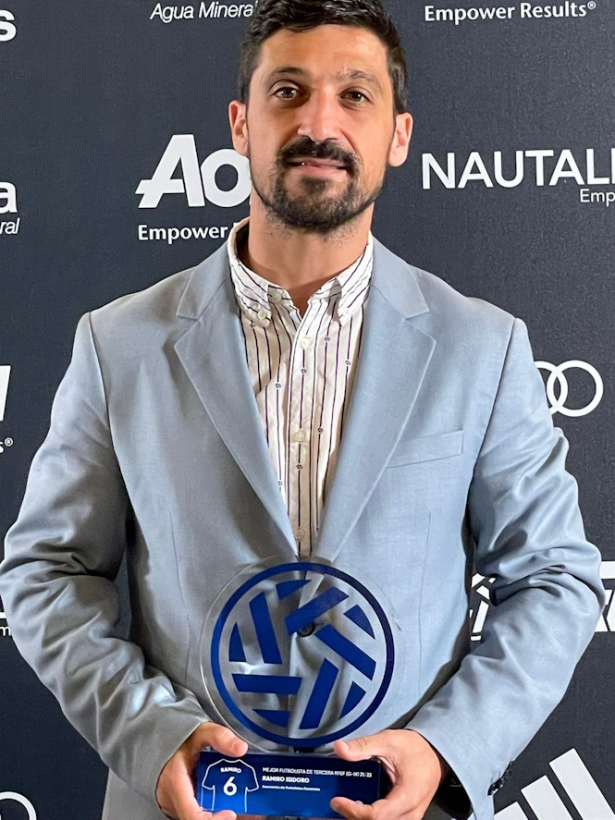 Ramiro con el trofeo de mejor jugador del Grupo IX (CD HUÉTOR TAJAR)