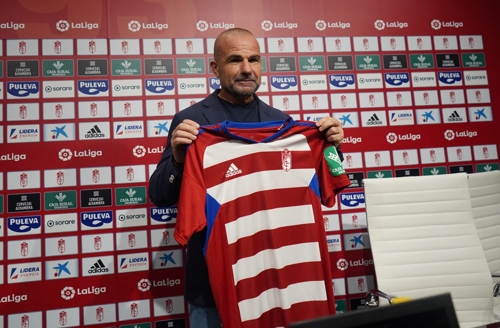 Paco López posa con la camiseta del Granada en la sala de prensa del `Nuevo Los Cármenes` (JOSÉ VELASCO / GRJ)