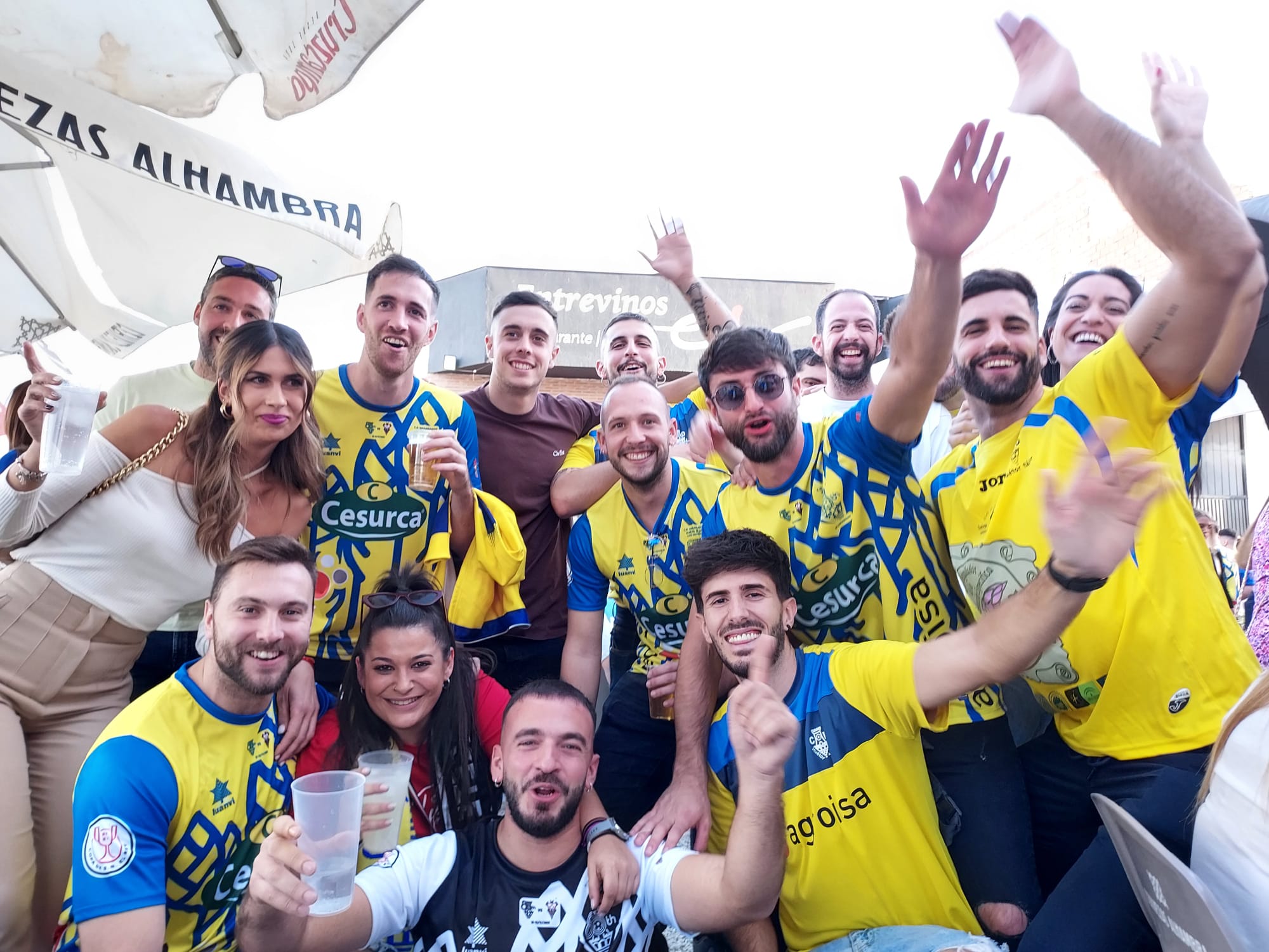 Aficionados del Huétor Tájar, ilusionados en la previa del encuentro (FRAN CALVO)