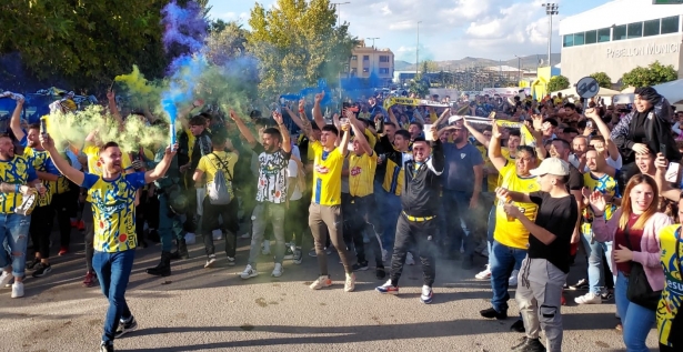 La hinchada del Huétor Tájar recibió a lo grande al autobús del equipo (FRAN CALVO)