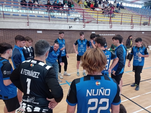 Dani Aguilar da instrucciones durante un tiempo muerto (BM MARACENA) Dani Aguilar da instrucciones durante un tiempo muerto (BM MARACENA)
