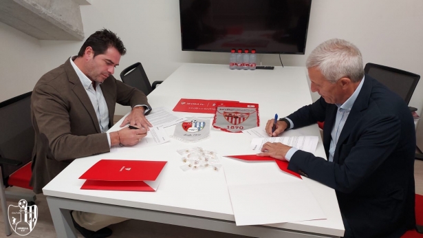 Fermín Criado y Pablo Blanco firman el convenio de filialidad entre Arenas y Sevilla (ARENAS DE ARMILLA)