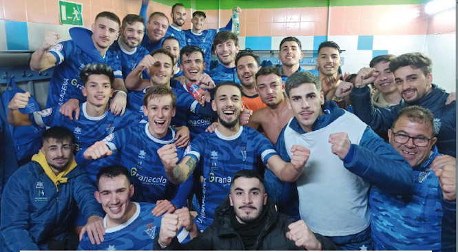 La UD Maracena celebra el triunfo (UD MARACENA) 