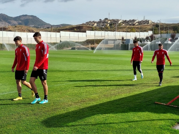 Torrente y Petrovic, entre sus compañeros, a la salida al césped de la Ciudad Deportiva este martes (FRAN CALVO) Torrente y Petrovic, entre sus compañeros, a la salida al césped de la Ciudad Deportiva este martes (FRAN CALVO)