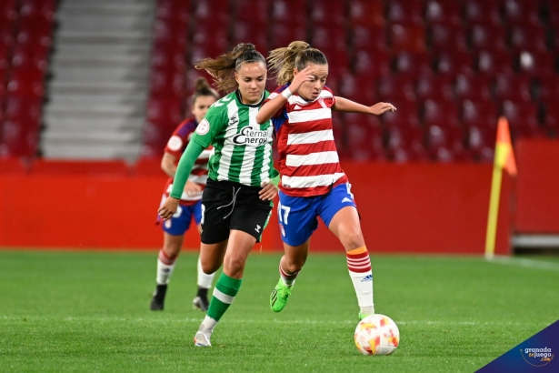Naima García, en una acción del duelo frente al Betis (JOSÉ M. BALDOMERO)