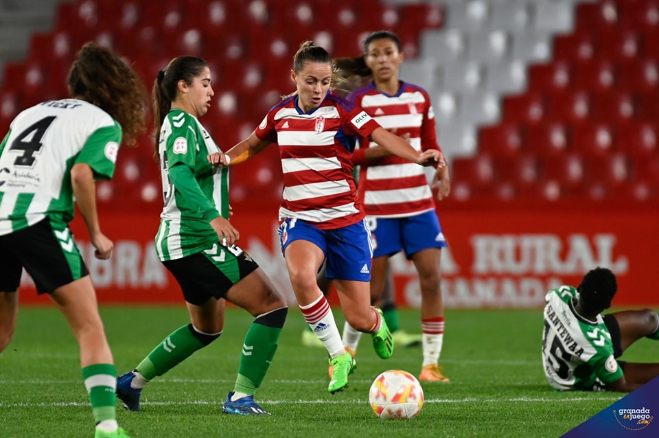Naima García, en el partido de `Los Cármenes` ante el Betis (JOSÉ M. BALDOMERO)