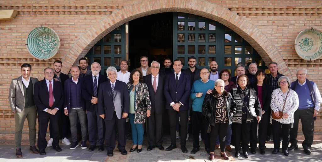 Integrantes del Granada posan junto a los abonados que recibieron la insignia por sus 25 años fidelizados al club (GCF)