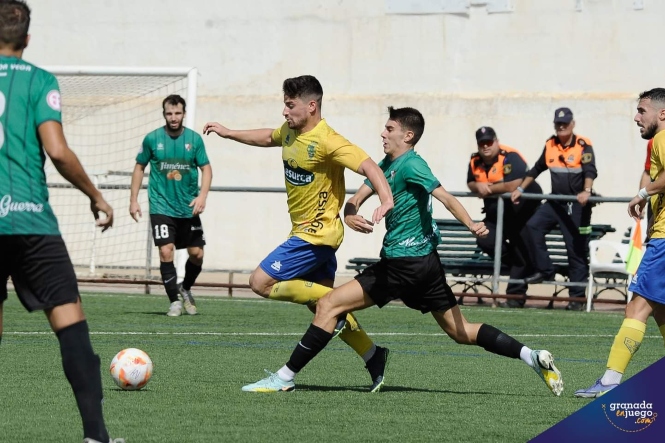 Jordi en el derbi ante el CD Huétor Vega (JOSÉ M. BALDOMERO) 