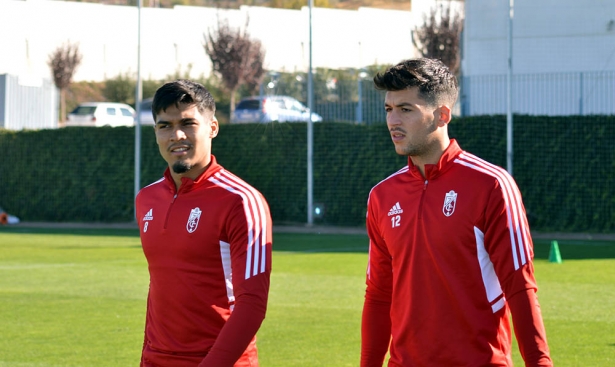 Arezo, junto a Meseguer, en un entrenamiento anterior del Granada (JAVIER PALMA)
