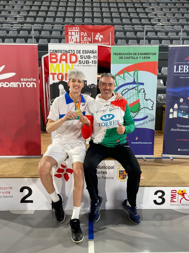 Daniel Franco y Salvador franco posan con la medalla (BADMINTON GRANADA)