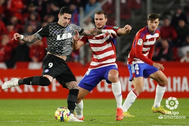 Lance del partido entre el Granada y el Alavés (LALIGA)