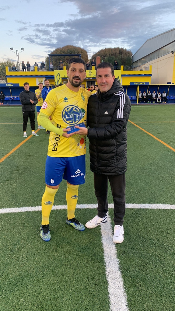 Ramiro fue homenajeado en la previa por su galardón de mejor jugador de la pasada temporada (CD HUÉTOR TAJAR)