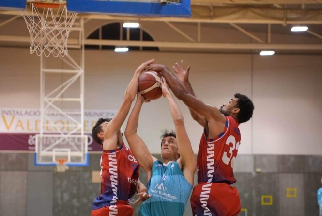 Devin Wright lucha por el rebote (CB LA ZUBIA) 