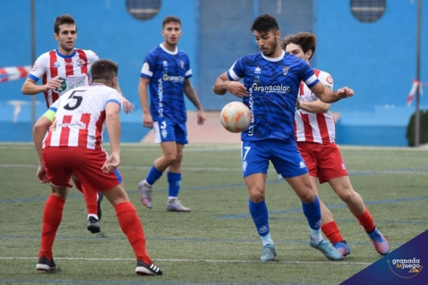 David Romero rodeado de jugadores del Torredonjimeno (JOSÉ M. BALDOMERO) 