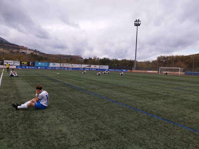 Jugadores del Loja juvenil sentados en el terreno de juego (PACO CASTILLO)