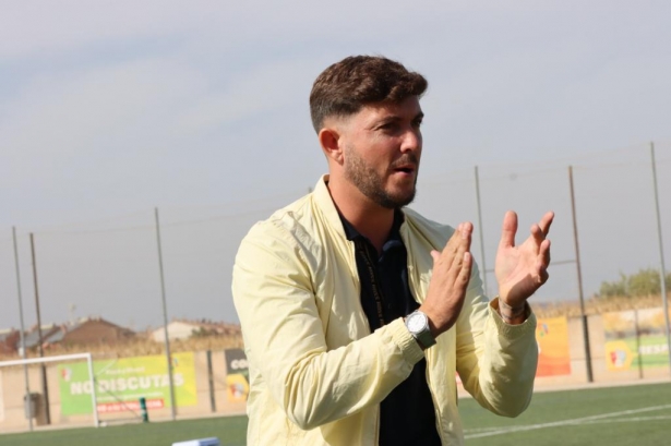 Julio Catalá aplaude a los suyos durante un calentamiento pre partido (ARENAS DE ARMILLA) Julio Catalá aplaude a los suyos durante un calentamiento pre partido (ARENAS DE ARMILLA)
