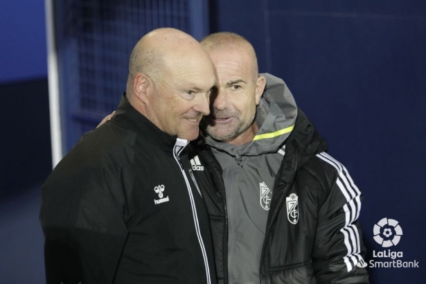 Pepe Mel habla amistosamente con Paco López antes del partido (LALIGA)