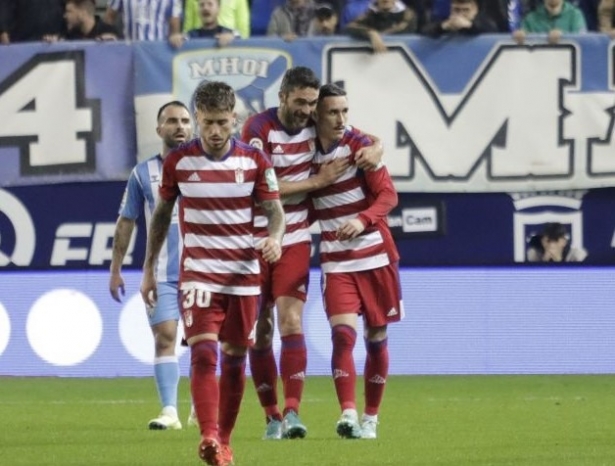 Jorge Molina felicita a Callejón por su gol en `La Rosaleda` (LALIGA)