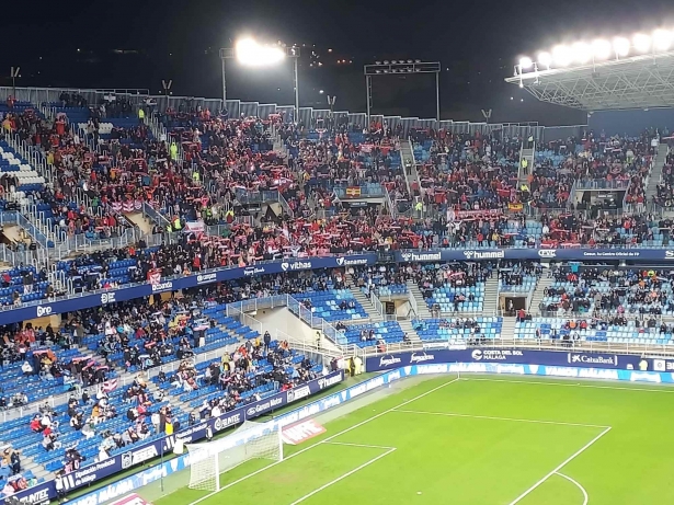 Panorámica de la afición del Granada presente en `La Rosaleda` (FRAN CALVO)