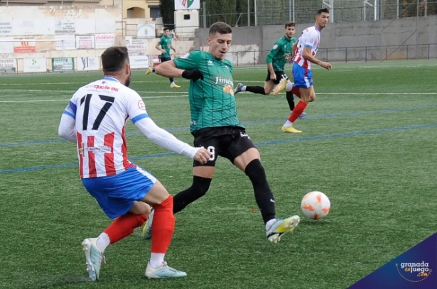 Kiko Carmona intenta controlar el balón ante Joselillo (JOSÉ M. BALDOMERO) 