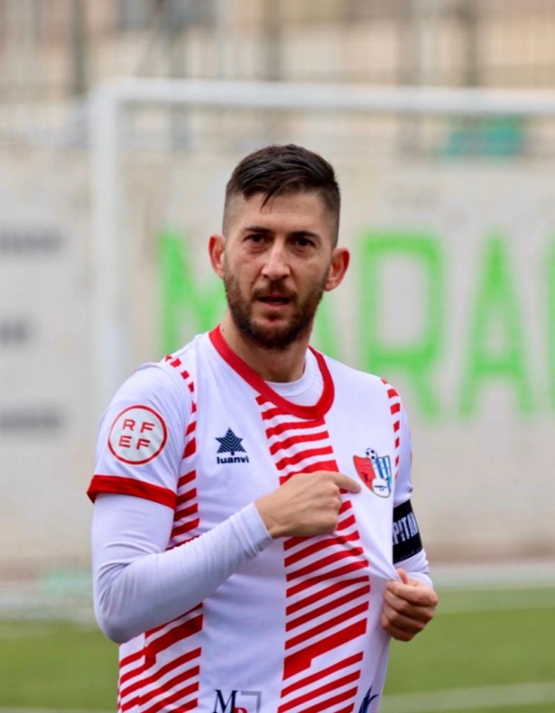 Fran Machado celebra su gol señalándose el escudo del Arenas (JOSÉ ANDRÉS FERNÁNDEZ / ARENAS DE ARMILLA)