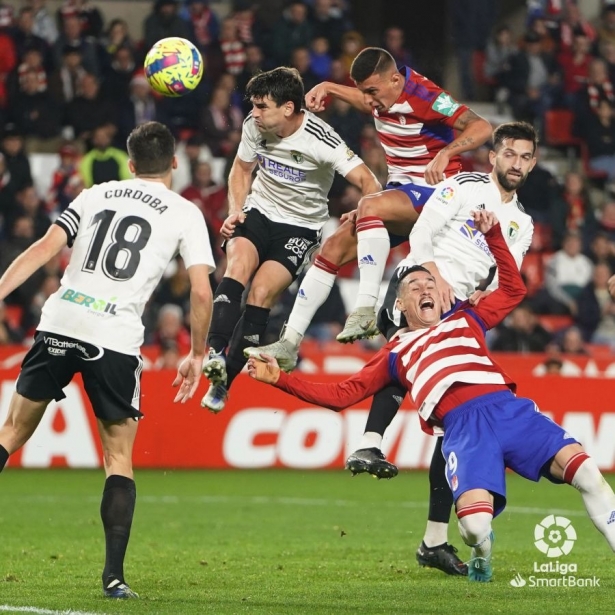 Acción del encuentro en el `Nuevo Los Cármenes` entre el Granada y el Burgos (LALIGA)
