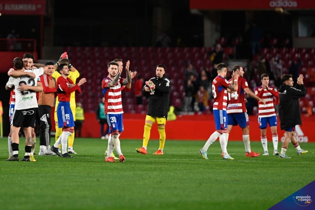 Los jugadores del Granada agradecen a sus aficionados tras el partido del domingo (JOSÉ M. BALDOMERO)