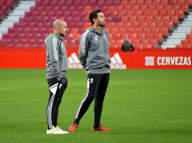 Paco López y Manolo Lucena hablan durante un anterior entrenamiento (JAVIER PALMA)