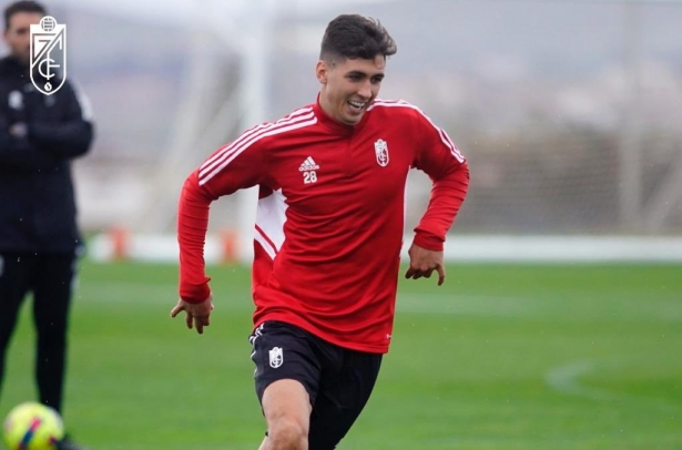 Raúl Torrente, en un entrenamiento reciente con el Granada (PEPE VILLOSLADA / GCF)