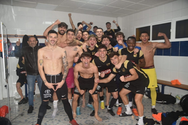 El CF Motril celebró la victoria en vestuarios (CF MOTRIL) El CF Motril celebró la victoria en vestuarios (CF MOTRIL)