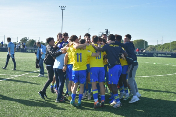 El Cádiz CF celebra su clasificación para la Copa del Rey tras su victoria ante el Granada (CÁDIZ CF) El Cádiz CF celebra su clasificación para la Copa del Rey tras su victoria ante el Granada (CÁDIZ CF)