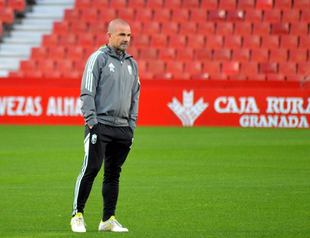 Paco López, en un entrenamiento anterior en `Los Cármenes` (JAVIER PALMA)