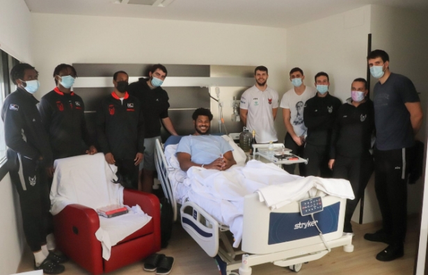 La plantilla del Covirán ha visitado a Cristiano Felicio (FUNDACIÓN CB GRANADA) La plantilla del Covirán ha visitado a Cristiano Felicio (FUNDACIÓN CB GRANADA)