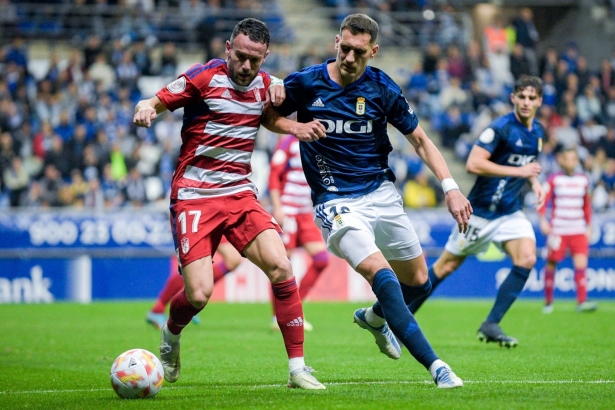 Quini, ante un jugador del Oviedo en un lance del partido (REAL OVIEDO) Quini, ante un jugador del Oviedo en un lance del partido (REAL OVIEDO)