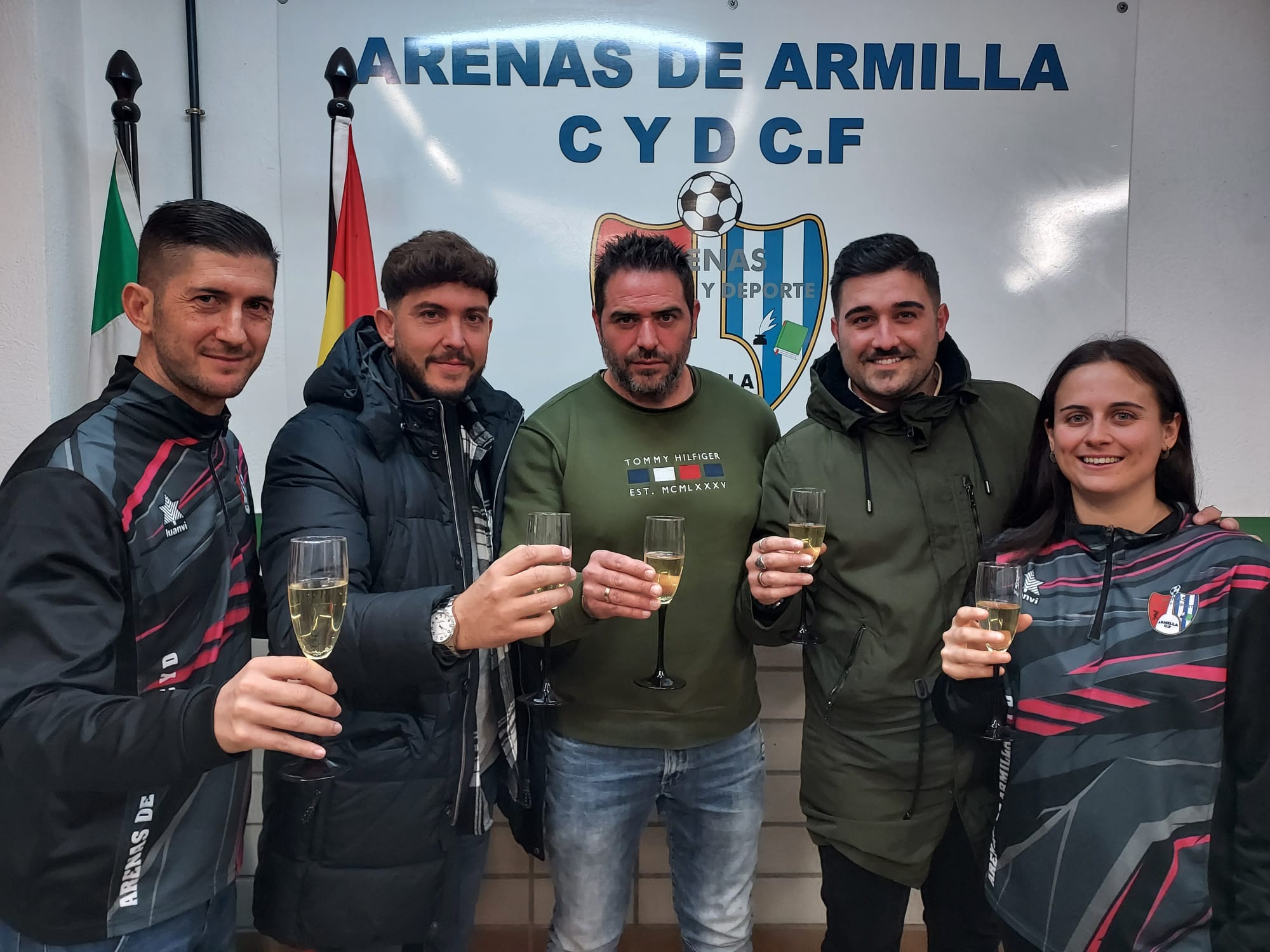 Fran Machado, Julio Catalá, Fermín Criado, José Molina y Sara Montero, en el brindis del Arenas (ARENAS DE ARMILLA)