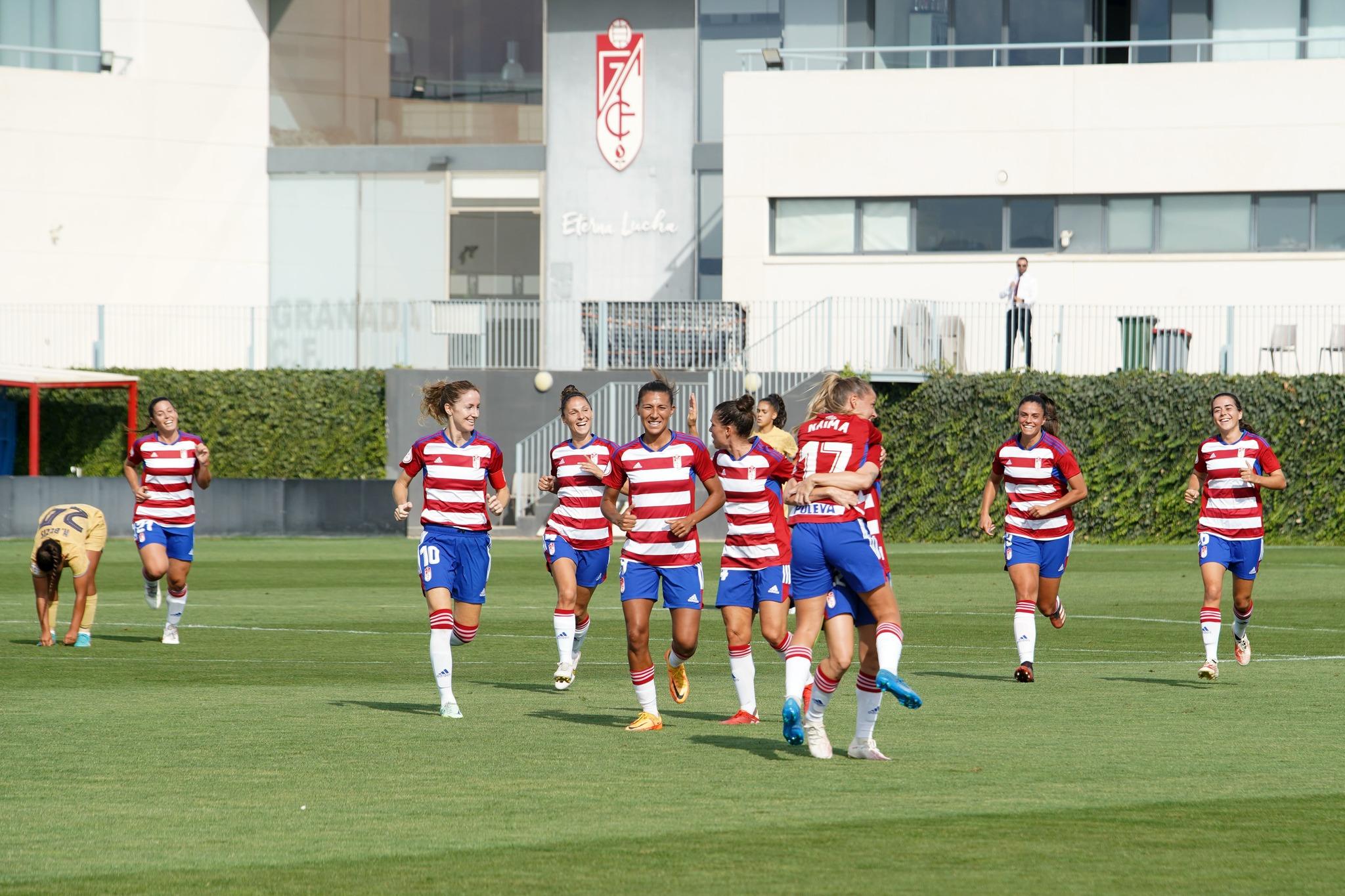 Las jugadoras del Granada Femenino celebran un gol en la Ciudad Deportiva esta temporada (JOSÉ VELASCO / GRJ)