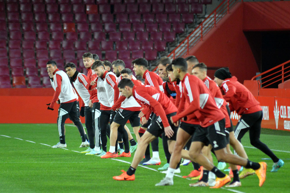 Imagen de un anterior entrenamiento del Granada en el estadio (JAVIER PALMA)