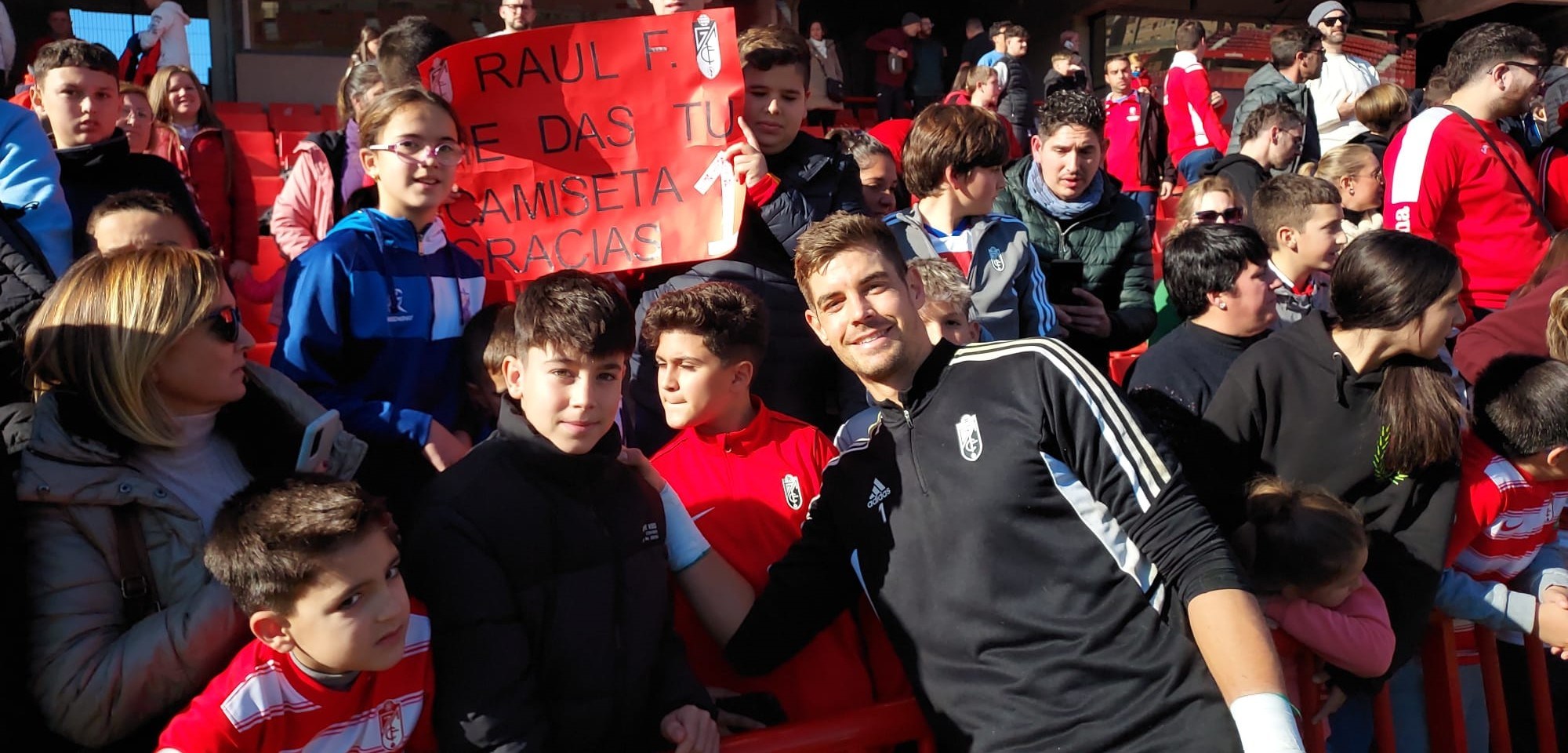Raúl Fernández se fotografía junto a jóvenes seguidores en la grada (FRAN CALVO)