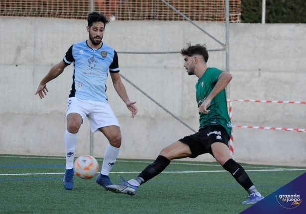 Una acción del derbi entre Arenas y Huétor Vega de la primera vuelta (JOSÉ M. BALDOMERO) Una acción del derbi entre Arenas y Huétor Vega de la primera vuelta (JOSÉ M. BALDOMERO)