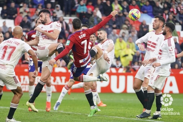 Soro intenta un remate acrobático en un lance del encuentro (LALIGA)