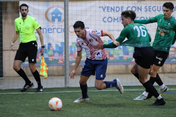 Merino, autor del empate arenero, en una acción del partido (JOSÉ ANDRÉS FERNÁNDEZ / ARENAS DE ARMILLA)