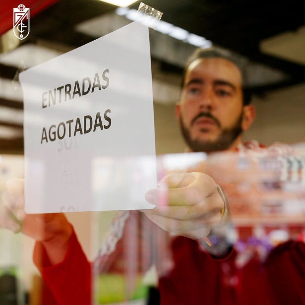 Cartel de no hay billetes en las taquillas de `Los Cármenes` (GCF)