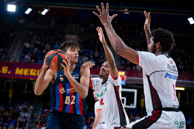 Michael Caicedo defendido por Cristiano Felicio y Álex Renfroe (ACB PHOTO / S. GORDON)