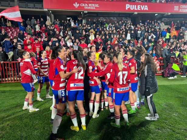 Las integrantes del Granada celebran junto a los aficionados el pase copero (JOSÉ ANDRÉS FERNÁNDEZ)