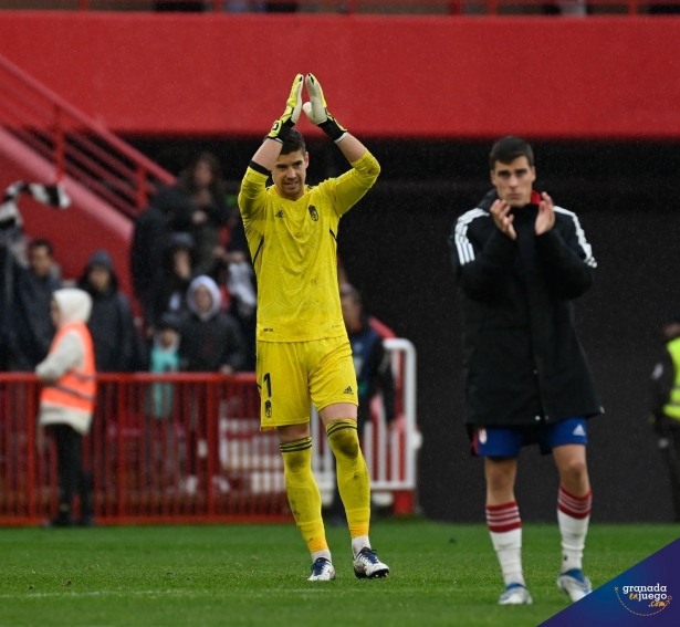 Raúl Fernández agradece a la afición el apoyo al término del partido frente al Cartagena (JOSÉ M. BALDOMERO)